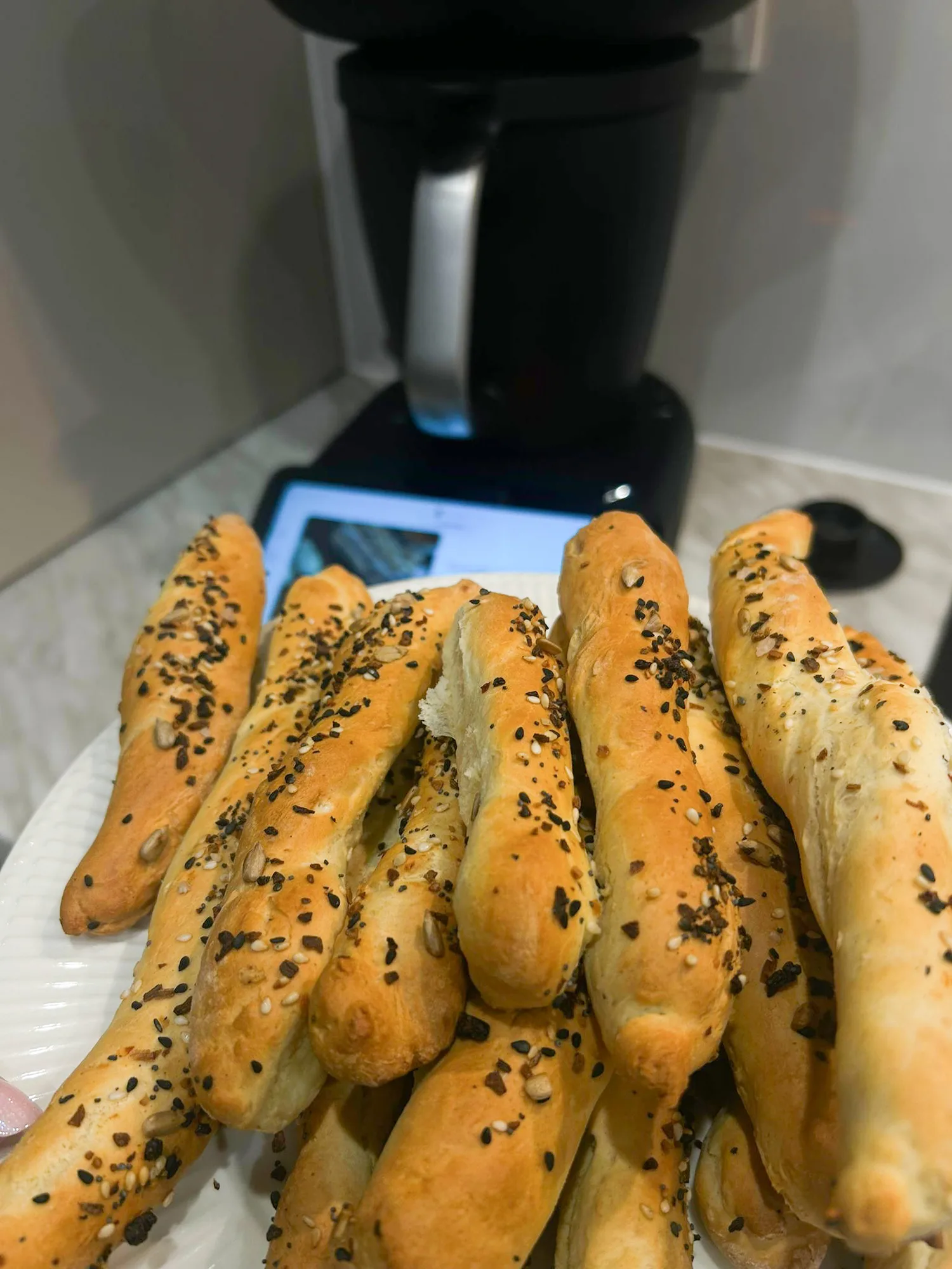 Paluchy drożdżowe z czarnuszką upieczone na prezentacji, w tle Thermomix TM7