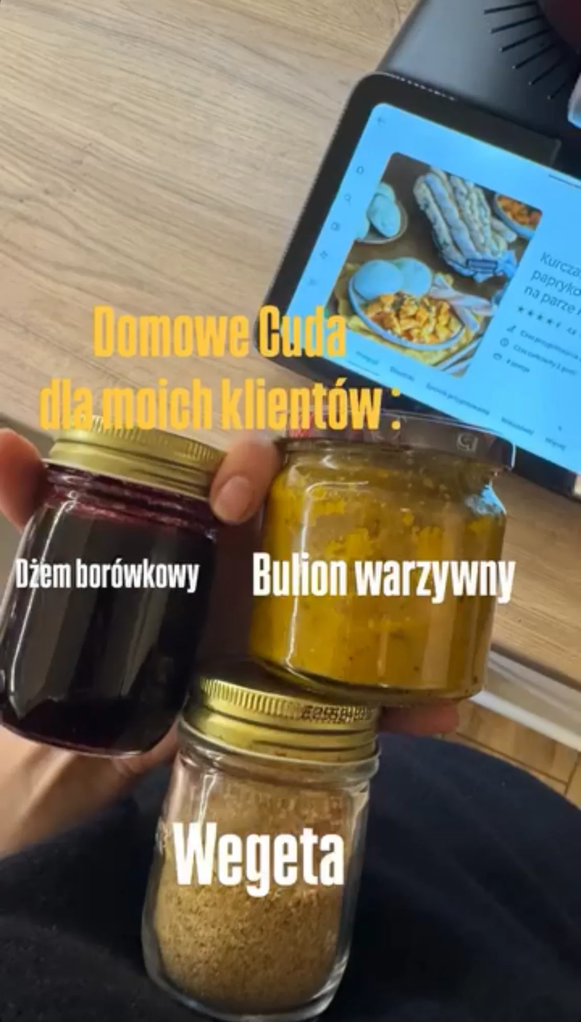 Domowy dżem, bulion warzywny i przyprawa warzywna w słoikach